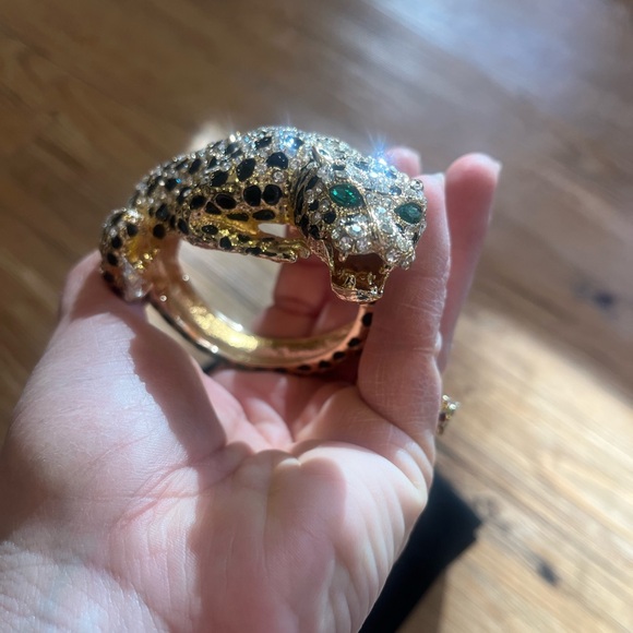 NWT Natasha Leopard Goldtone Bracelet Clamper - Heavy! - Picture 3 of 12